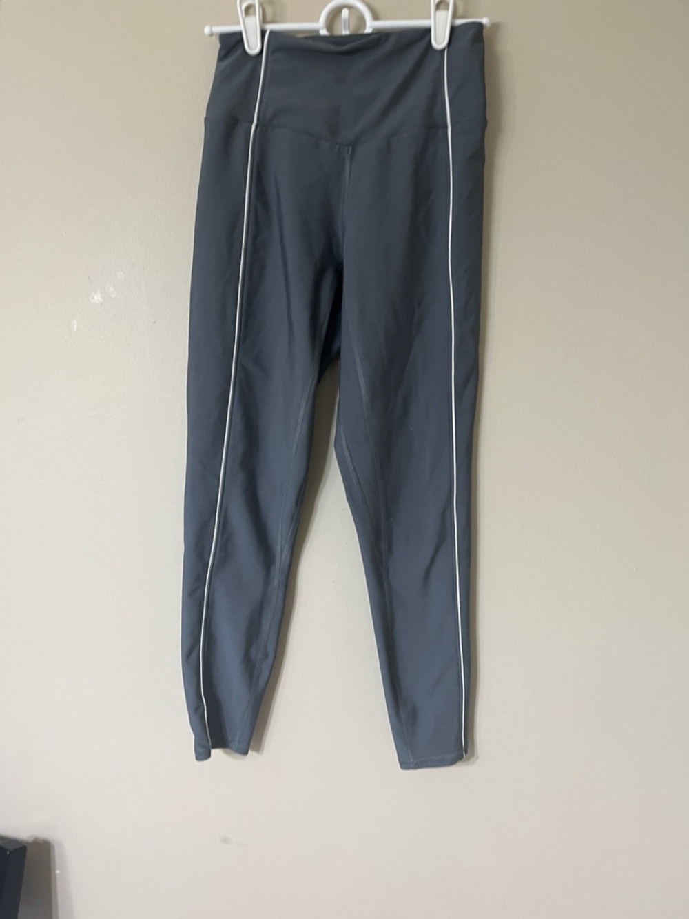 High-Waist Gray Leggings with White Side Piping